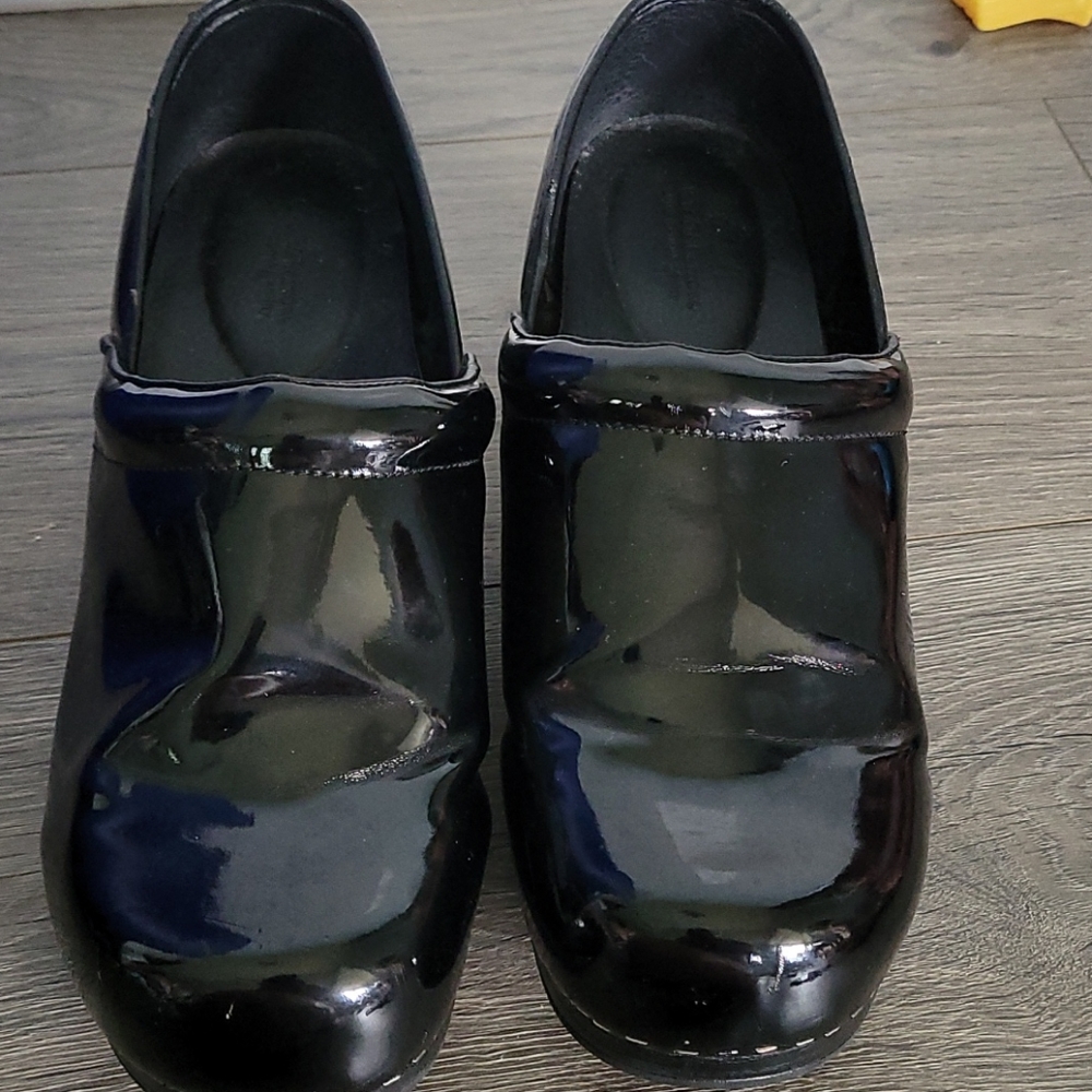 EUC Black nursing duck shoes